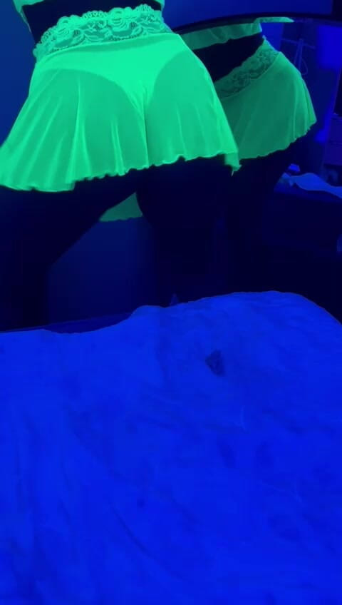 Caramela Sluty Wife: 네온 의상 란제리 Twerk 트위킹 완벽한 몸부림 엉덩이 후장 소녀