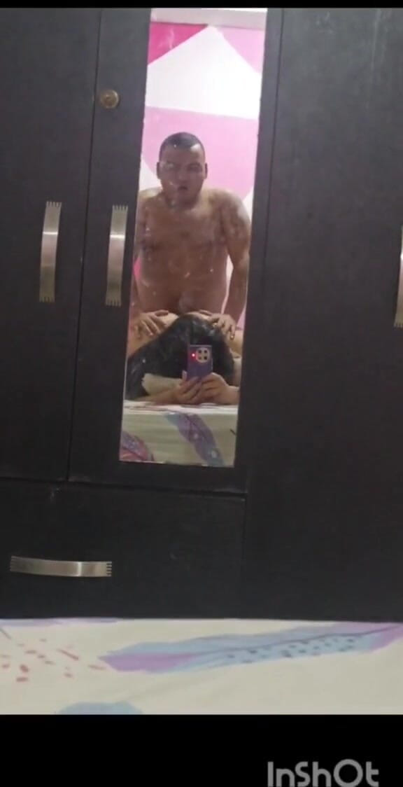 hornyrich: 一个微胖女孩在不同部位做爱的自拍色情片