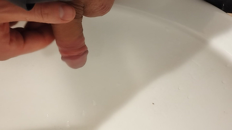 Bayer911: Mear y limpiar mi pene por wc en el centro...