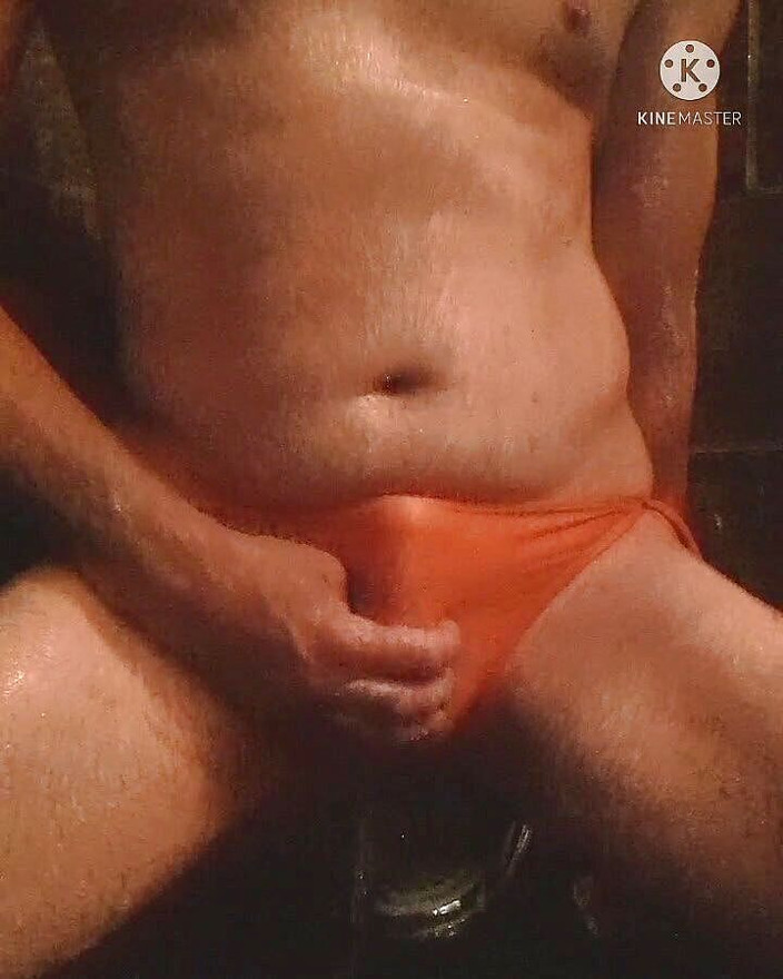 Madaussiehere: セクシーなオレンジ色のビキニボトムスは私とシャワーで兼