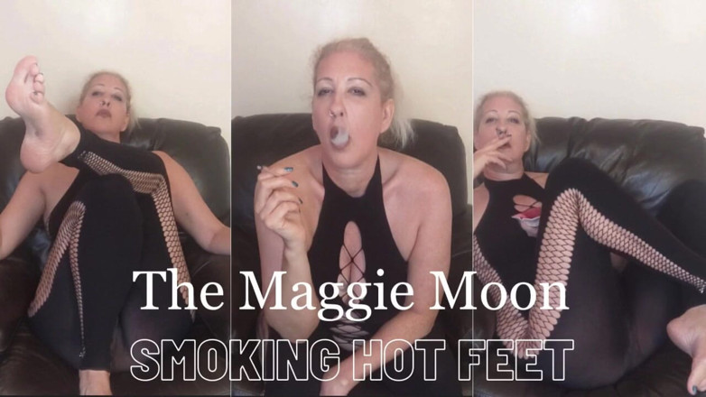 Maggie Moon: Maggie moon fuma piedi eccitanti