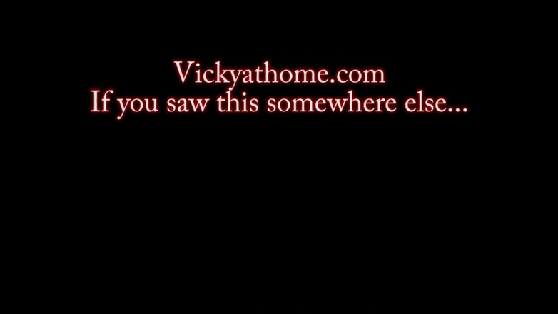 Vicky Vette: Dua MILF panas menunggang sybian hingga orgasme!