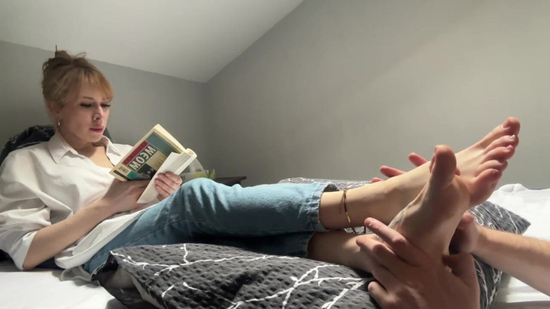 Czech Ladies: Aku lagi asik pijat kaki sambil bersantai sambil pakai buku