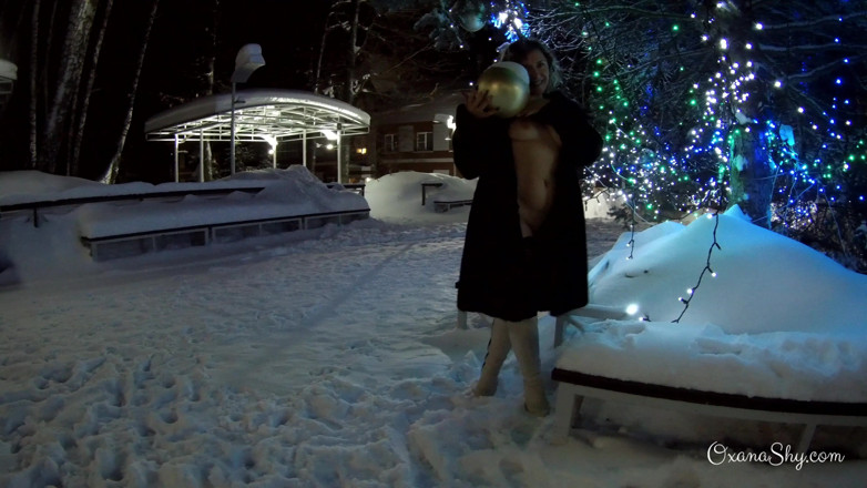 MILF Oxana: Desafío desnudo de invierno en el parque