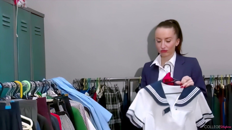 College Uniform: Déshabillage Avec Sophia Smith