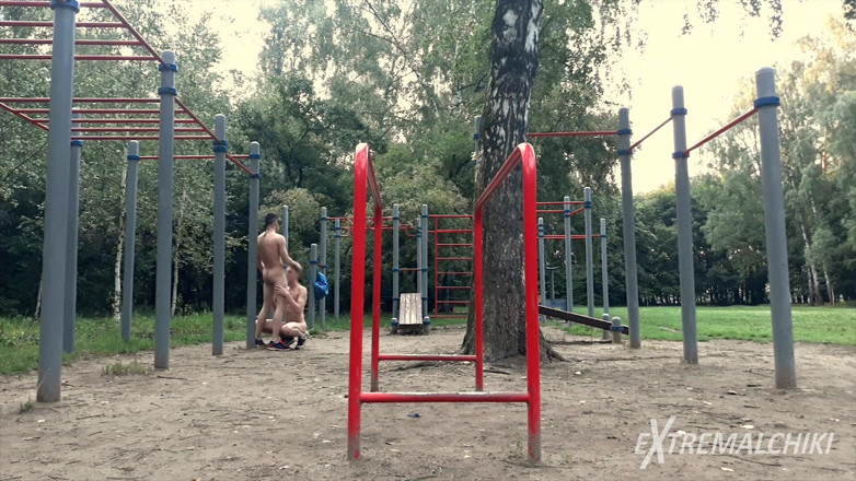 Extremalchiki: 公園でのセックススポーツ