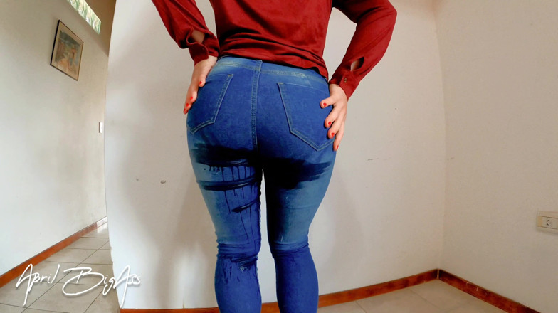 April BigAss: Vücudumda ve pantolonumda çiş ve işeme