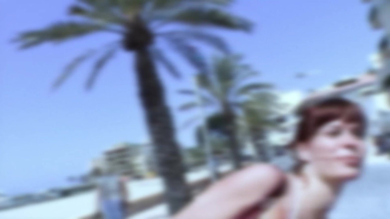 Beachbitches: Amateur neukt haar vagina bij het zwembad