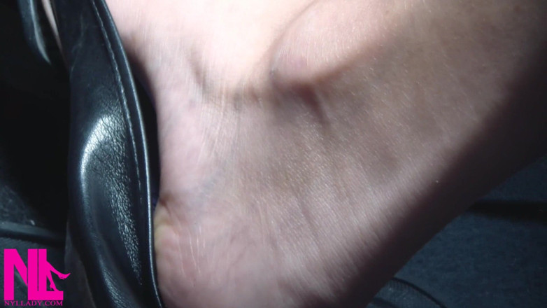 Nyllady: Revving e Driving in Black Leather Flats em Barefeet