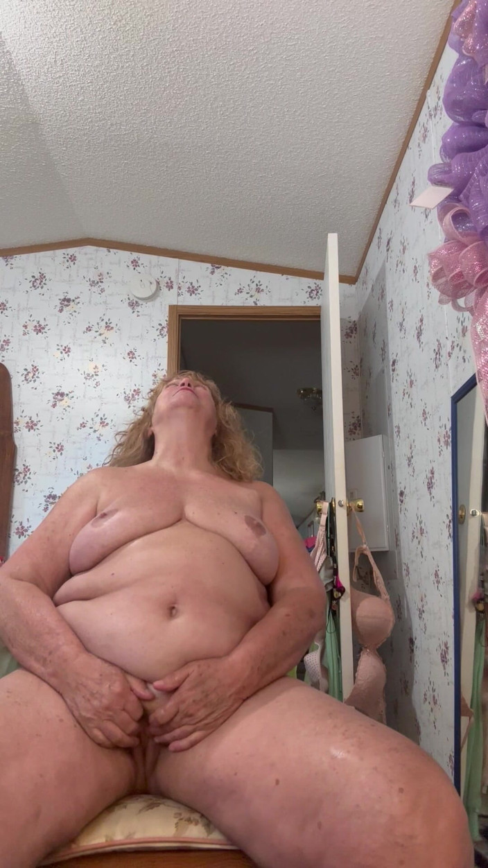 Big Ass 4 U: Masturbacja z bujną babcią