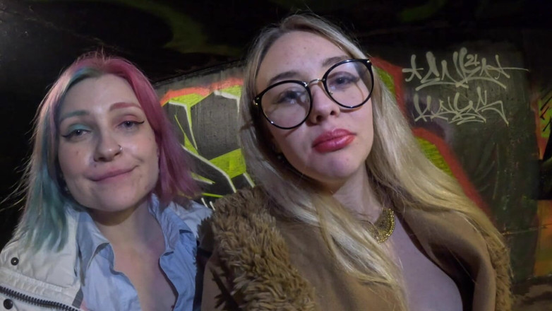 Queen_of_BDSM: Dvě paní ti naplňují pusu!