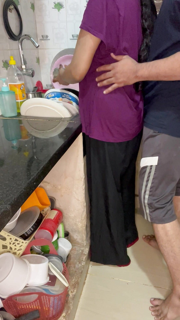 Nehahot69: Người giúp việc của tôi đang dọn dẹp trong nhà bếp,...