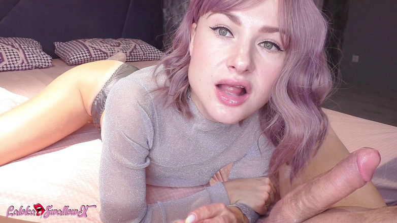 Laloka4you: Une beauté incroyable caresse habilement une bite, pipe et avale...
