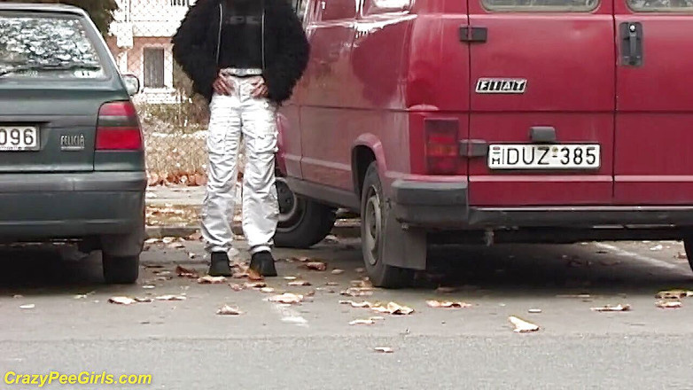 Crazy pee girls: Fată care se pișă între mașini