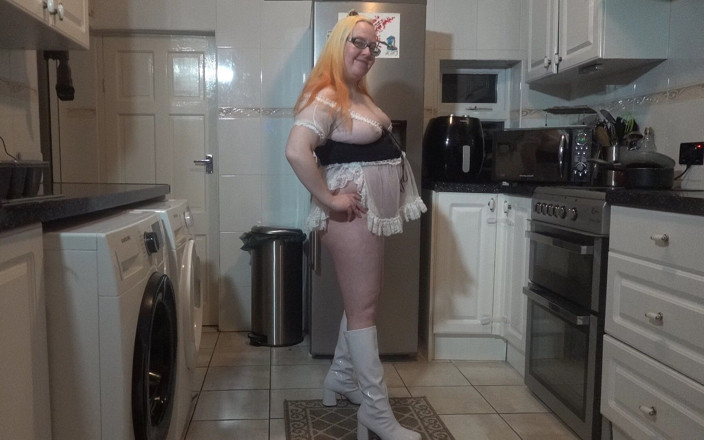 Littlevixen: Wench obraznic în cizme albe până la genunchi