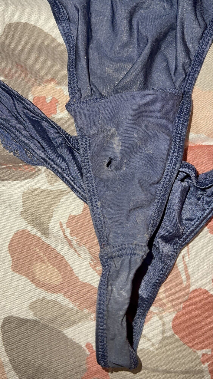 Bigbrook45: String en satin bleu, éjaculation