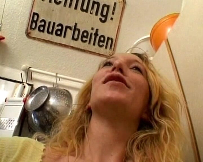 Busty German Sluts: Gagică germană care își rade pizda într-o cafenea înainte de a fi distrusă