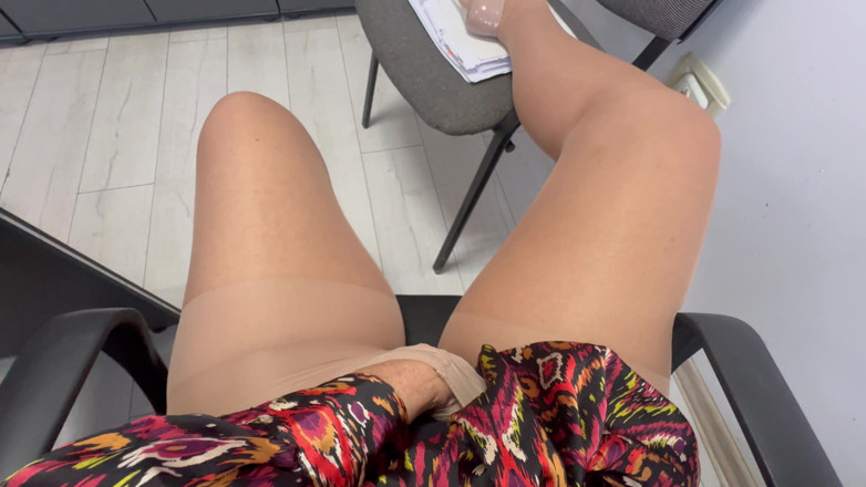 Step Mommy: Ibu tiri angel panas menunjukkan kaki seksinya dalam kasut tumit...