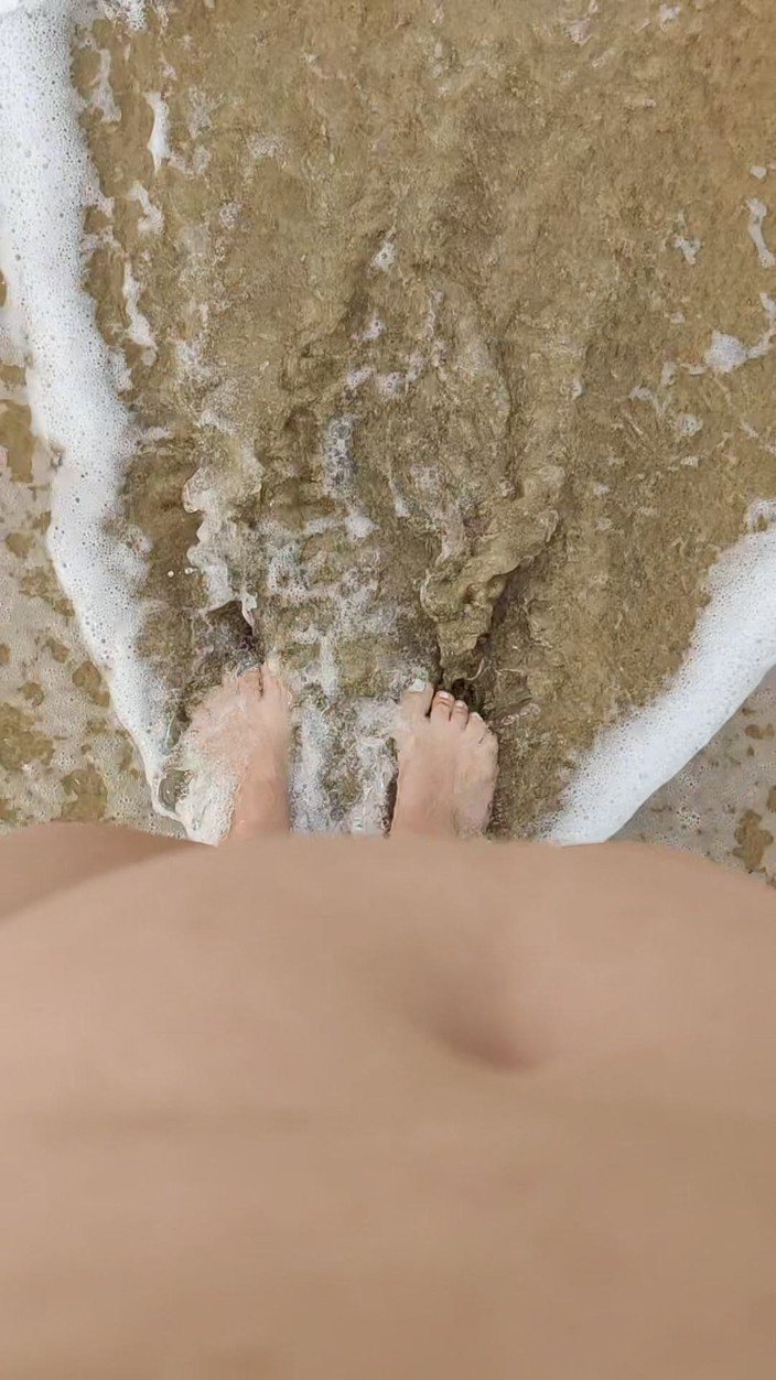Foot Files: Je marche sur les vagues dans le surf sur la...
