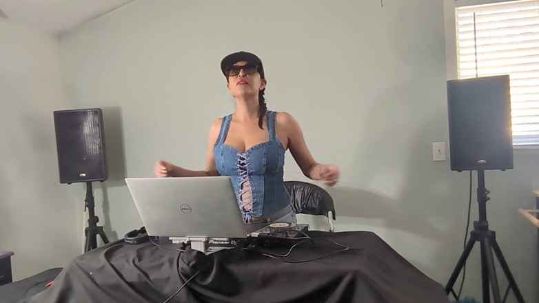 Leather and latex: Dj Amber Foxxx Love își scoate hainele