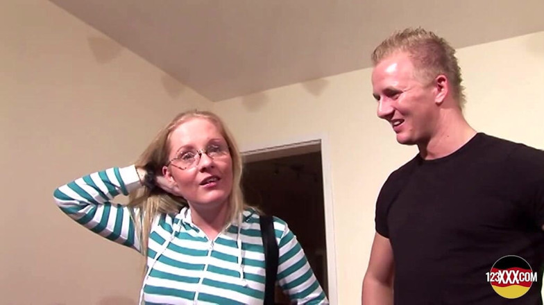 123XXX - 100% Amateurs: Cette blonde adore rebondir sur une bite bien dure