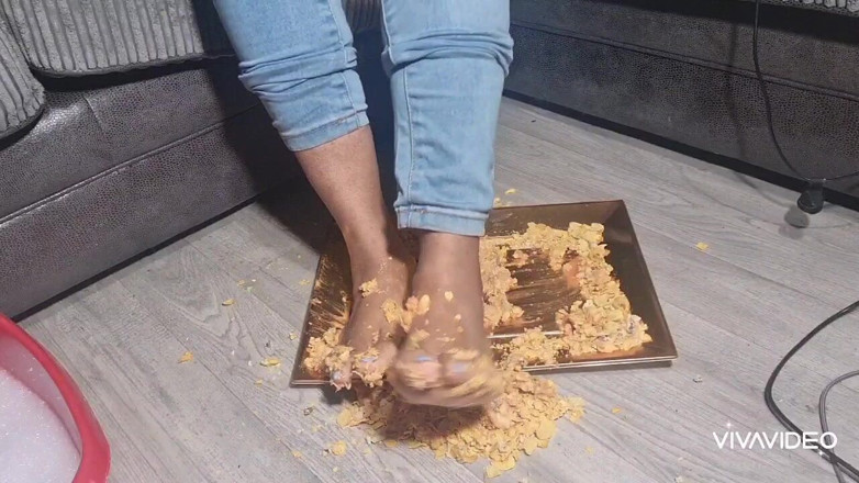 Simp to my ebony feet: ступни, продовольственная давка