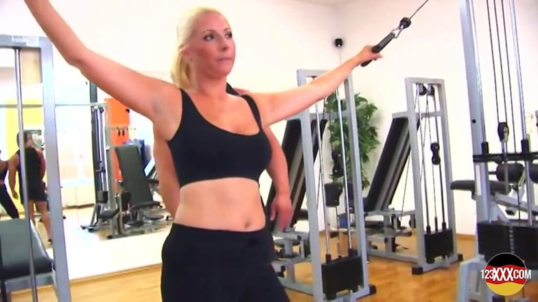 123XXX - 100% Amateurs: Une blonde en forme travaille une bite bien dure dans...