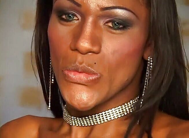 Shemale World: Une trans noire se fait baiser : quand les rêves se...