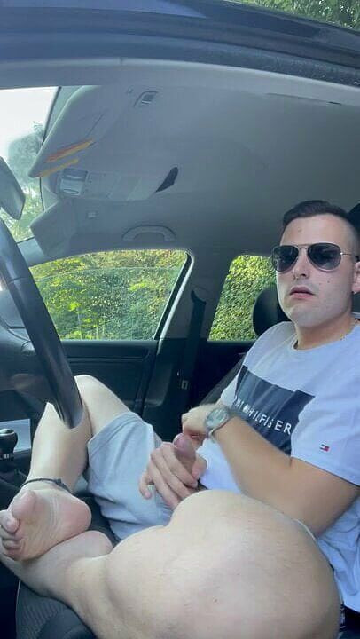 Twinkboy82: Twinkboy alemán se masturba en el coche afuera