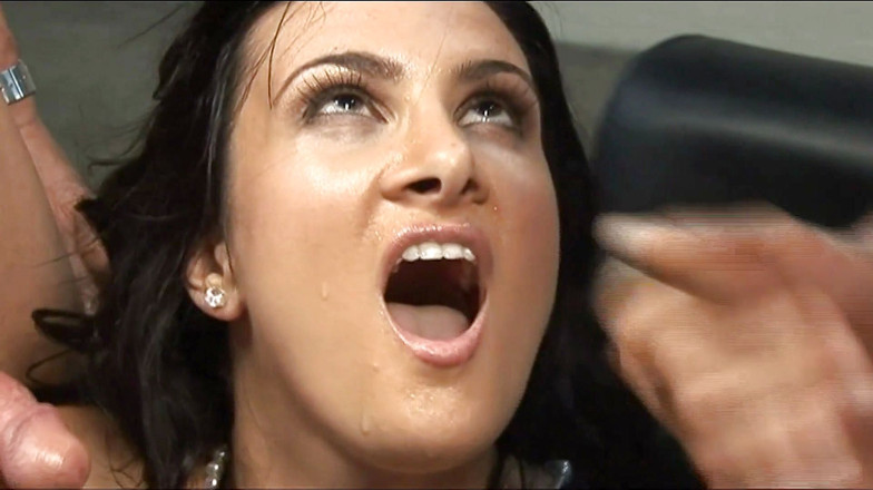 Double Penetration Party: Morena desatada hace una paja