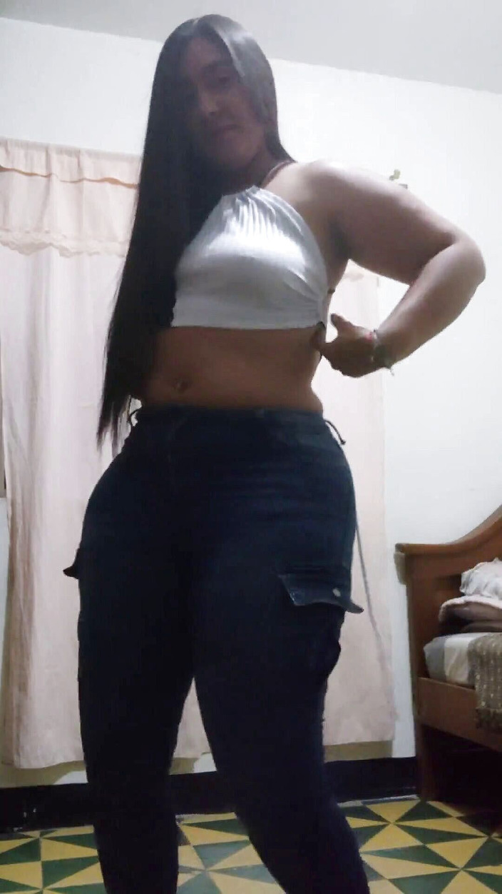 Vanne_sexy87: Aku lagi asik masturbasi sendirian di rumah sebelum ada yang...
