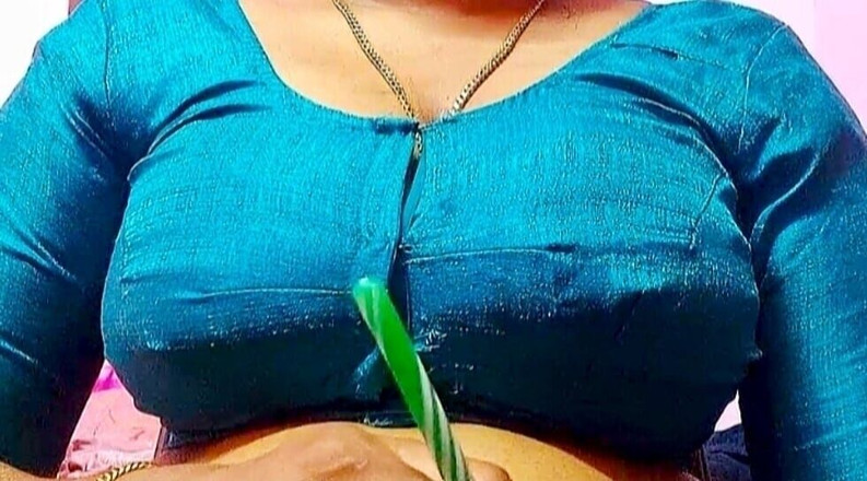 Desi Mohini: Sorellastra e fratellastro si divertono da soli in camera da...