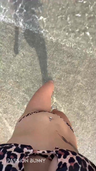 Détente Sexy En Bikini Sur La Plage Tropicale