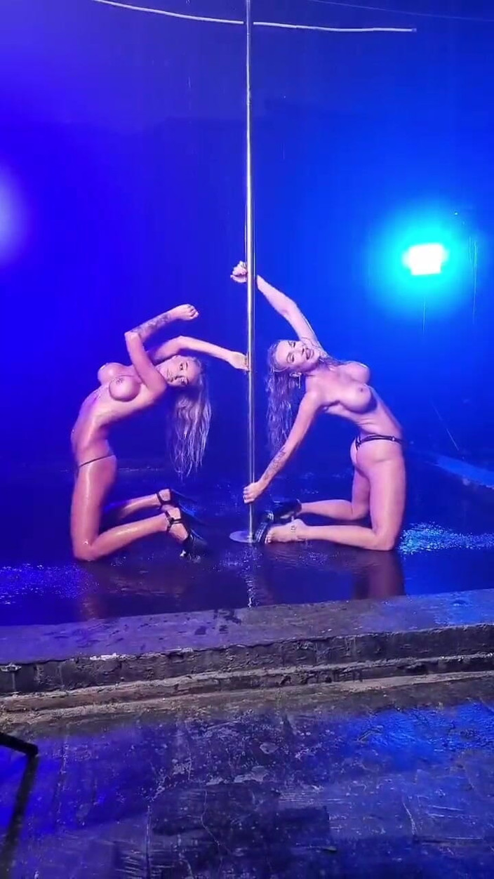 Monika Fox: Monika fox &amp; elen milioni di spogliarelliste sotto la pioggia