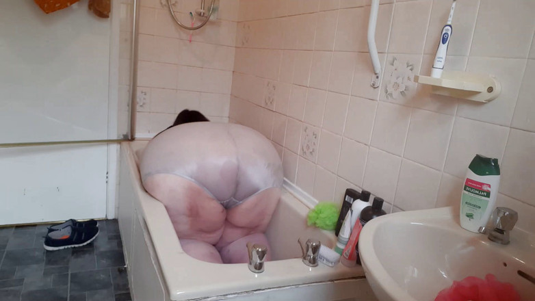 SSBBWLadyBrads: Ssbbw banyo zamanı neredeyse sıkışıyor