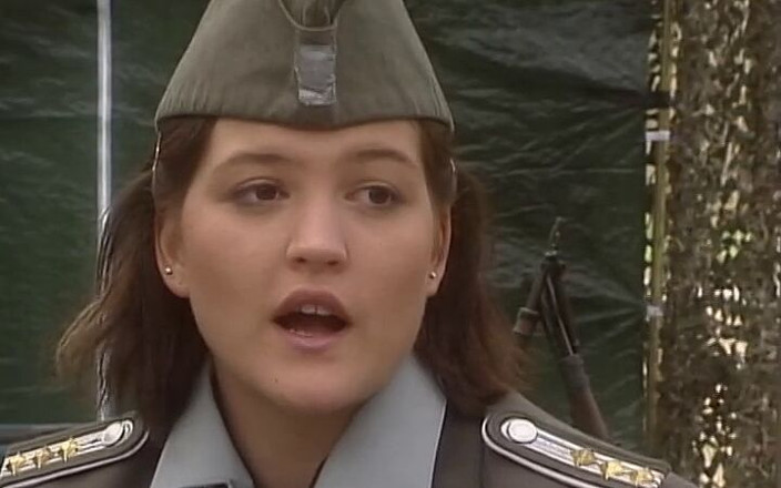 Magmafilm: Un sexe militaire dans le sexe d’une soldate