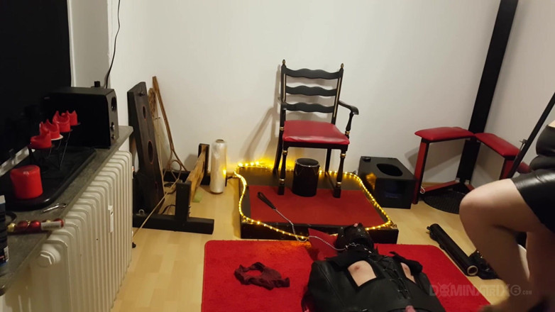 LadyPam: Rondborstige Dominatrix drenches gebonden slaaf in natte gouden douche