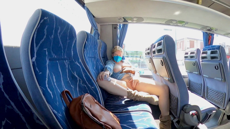 Mature_cunt: Une MILF exhibitionniste se chausse dans un bus et a...
