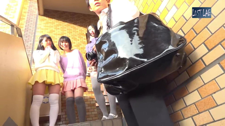Lust lab: Pengunjung flirty dalam skirt pendek menjemput saya masuk, sudut pandangan...