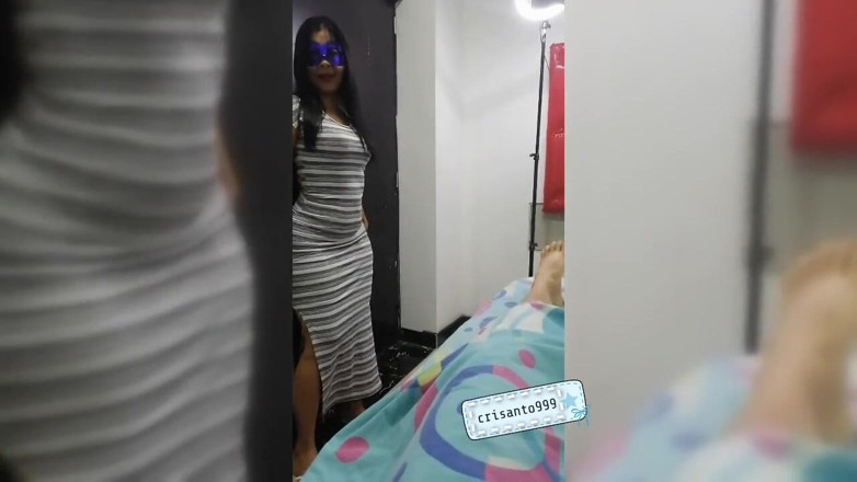 Crisanto999: Mă invită în cameră cu mama vitregă matură.