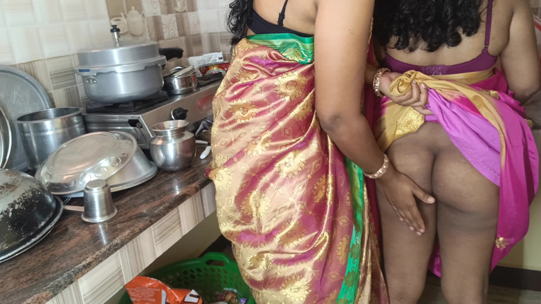 Pushpa studio: Lesbian hot lagi mesra-mesraan