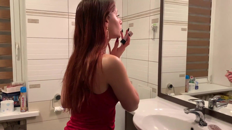 Petite Princesses Femdom: 赤いドレスの愛人ソフィは椅子の奴隷を使用します-顔面騎乗の女王様を無視する