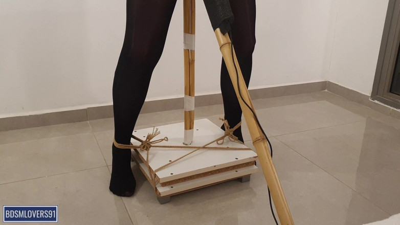 Bdsmlovers91: Des jambes se trémoussent dans des collants noirs debout, bondage...