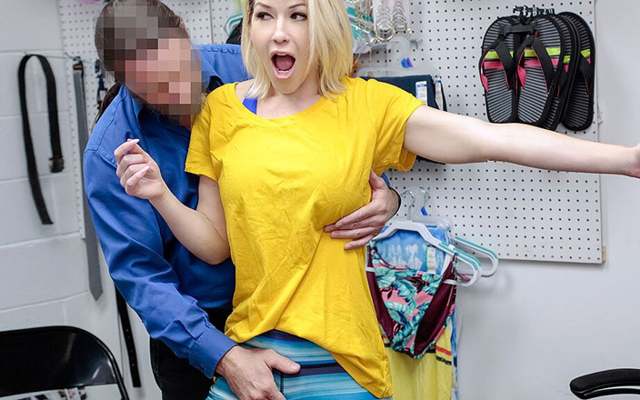 Shop Lyfter: Kit Mercer betrapt op stelen, krijgt haar kutje hard geboord...