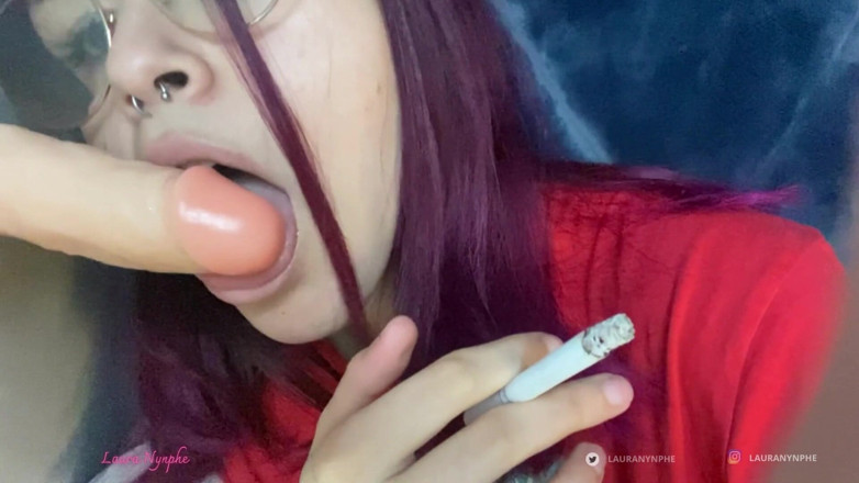 Laura Nynphe: Ruiva fuma um cigarro e faz um boquete - fetiche por...