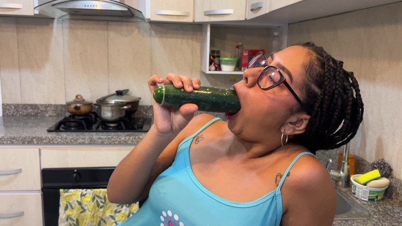 Bridney Star: Bridney destrói sua buceta molhada com um pepino