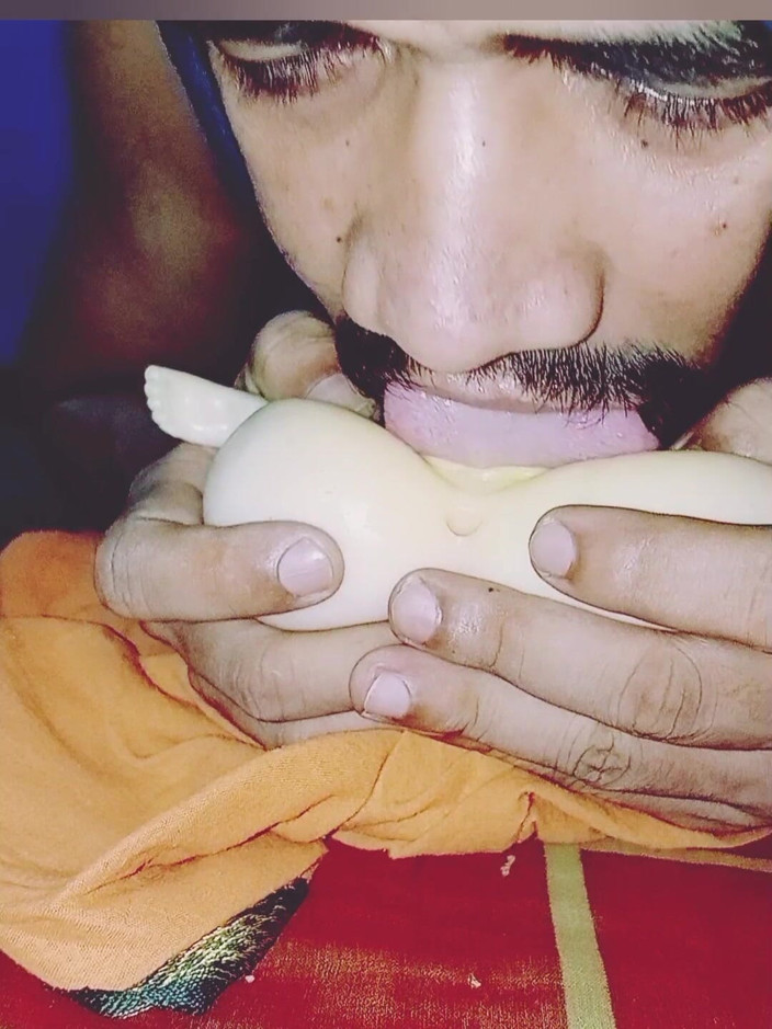 Shiv Shankar Kumar: Io lecco le mie bambole del sesso.