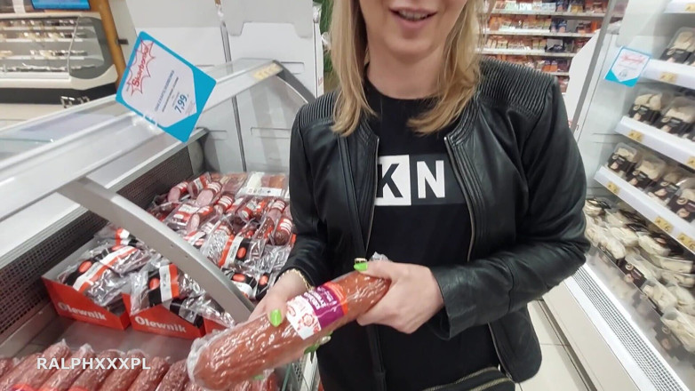 RalphXXXpl: Alışveriş yaparken onunla tanıştım, umumi bir tuvalette bana sakso çekiyor ve...