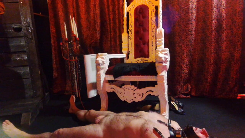 Queen_of_BDSM: Ama da trabajando con el pie con sus pies descalzos