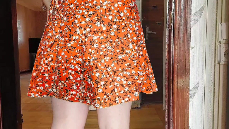 Kitty_Cross: Une jolie trans suce un baiser devant la caméra